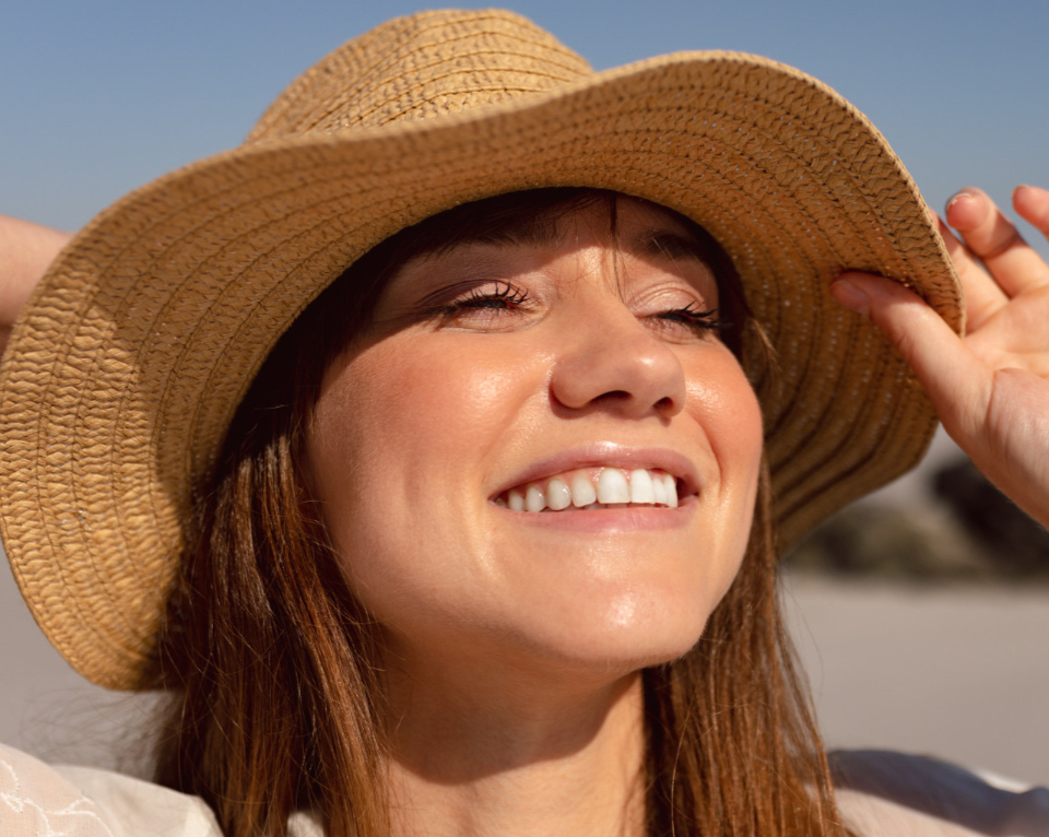 Linzy Baker performing pain-free Guided Biofilm Therapy at One To One Dental Clinic